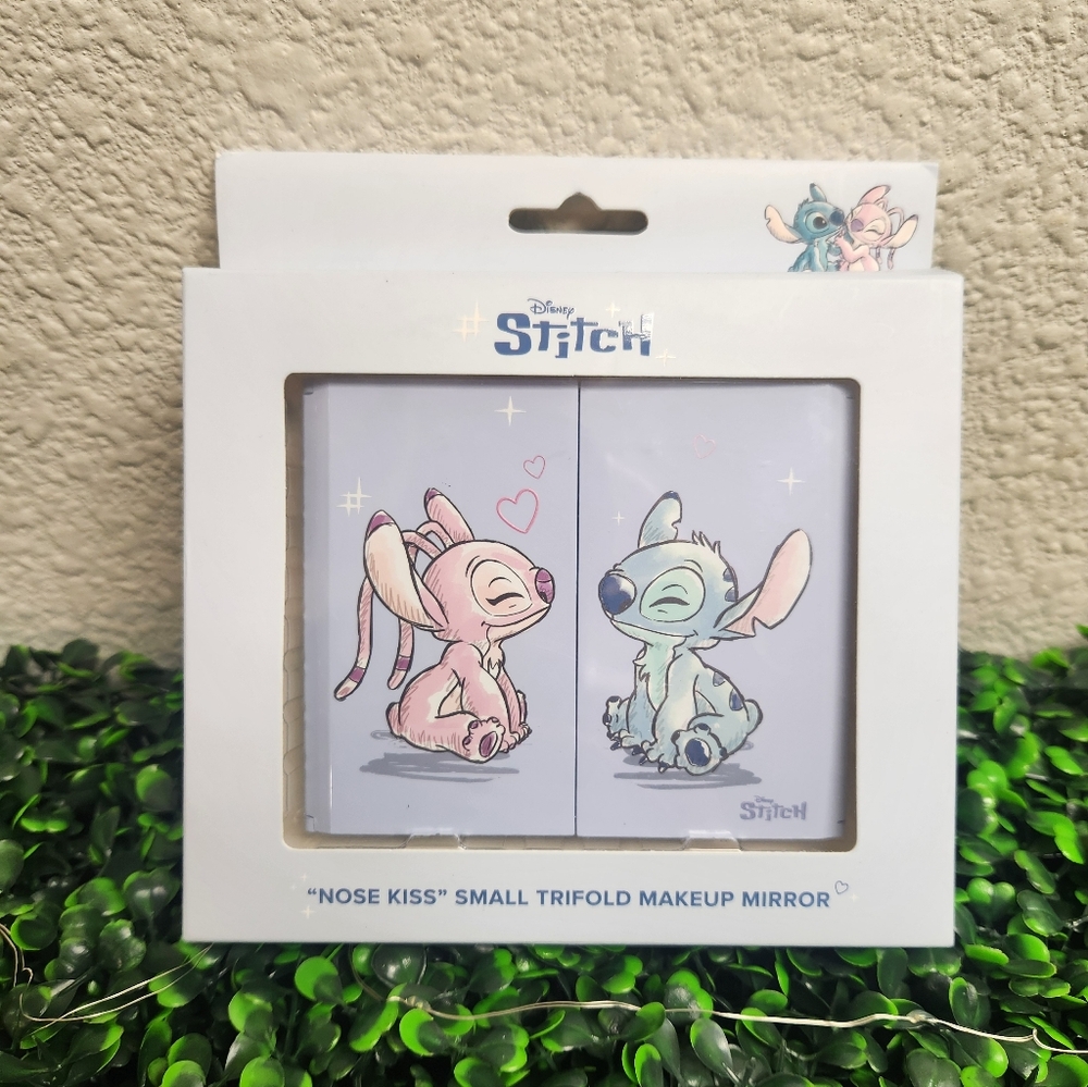Impressions Vanity Stitch Nose Kiss LED Compact Mirror